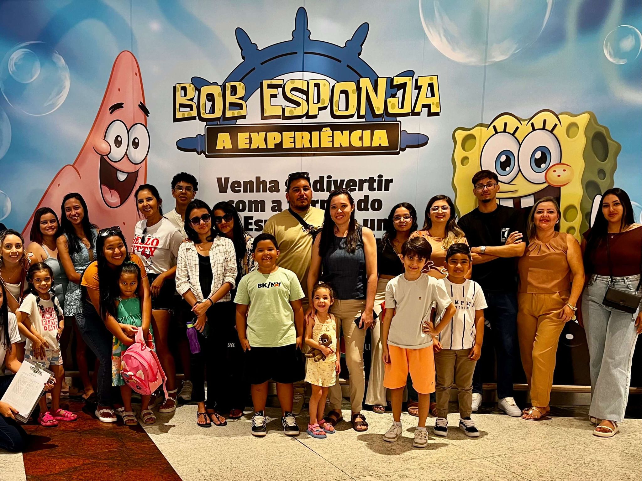 Turistas em Fortaleza, apreciando a vista da praia do Futuro