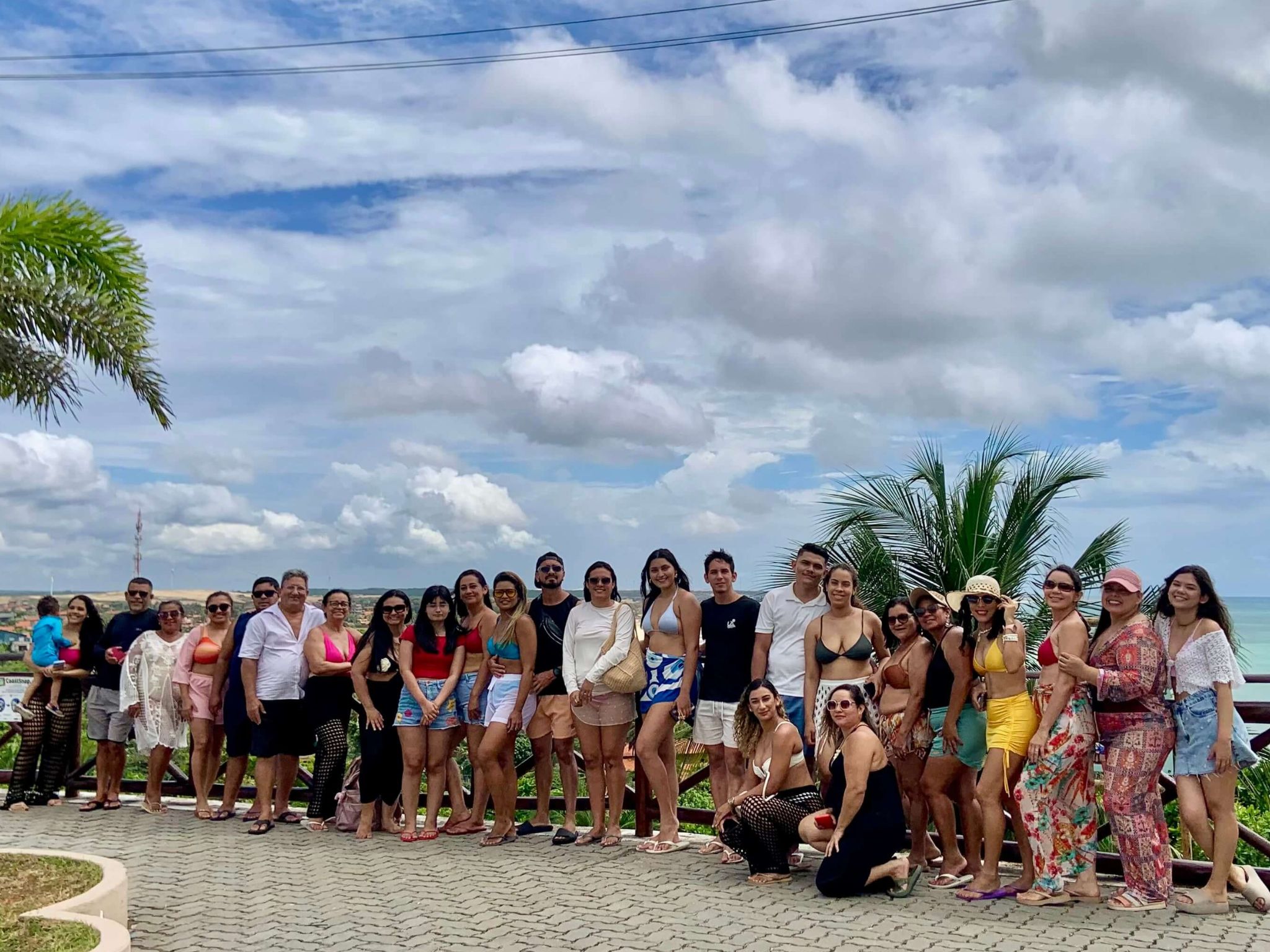 Grupo em Canoa Quebrada, com falésias ao fundo, durante passeio com a World Tour Ita