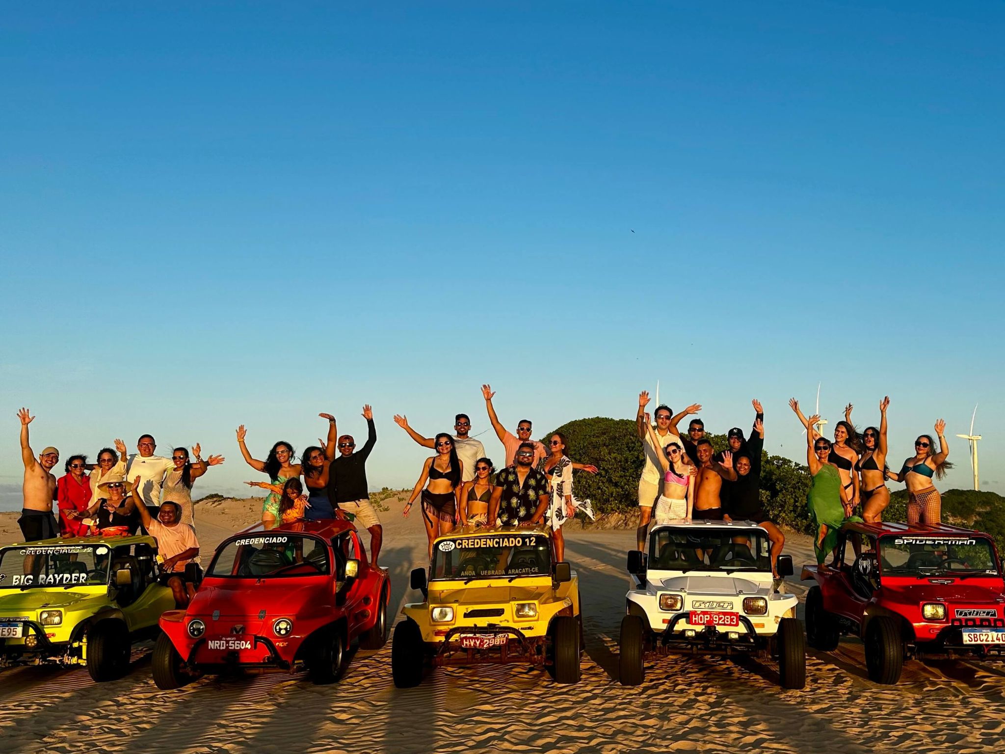 Turistas caminhando pelas trilhas da Serra de Guaramiranga com a World Tour Ita
