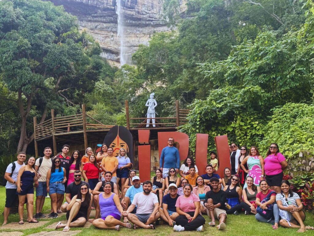 Cachoeira do Boiadeiro em Ipu, Ceará, com turista desfrutando da natureza.