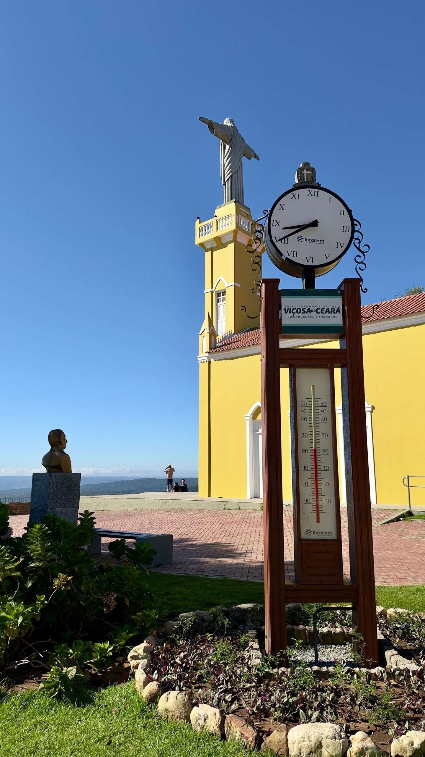 Turistas explorando as praias de Jericoacoara com a World Tour Ita